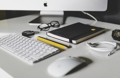 白色桌面上的苹果魔术键盘和苹果魔术鼠标